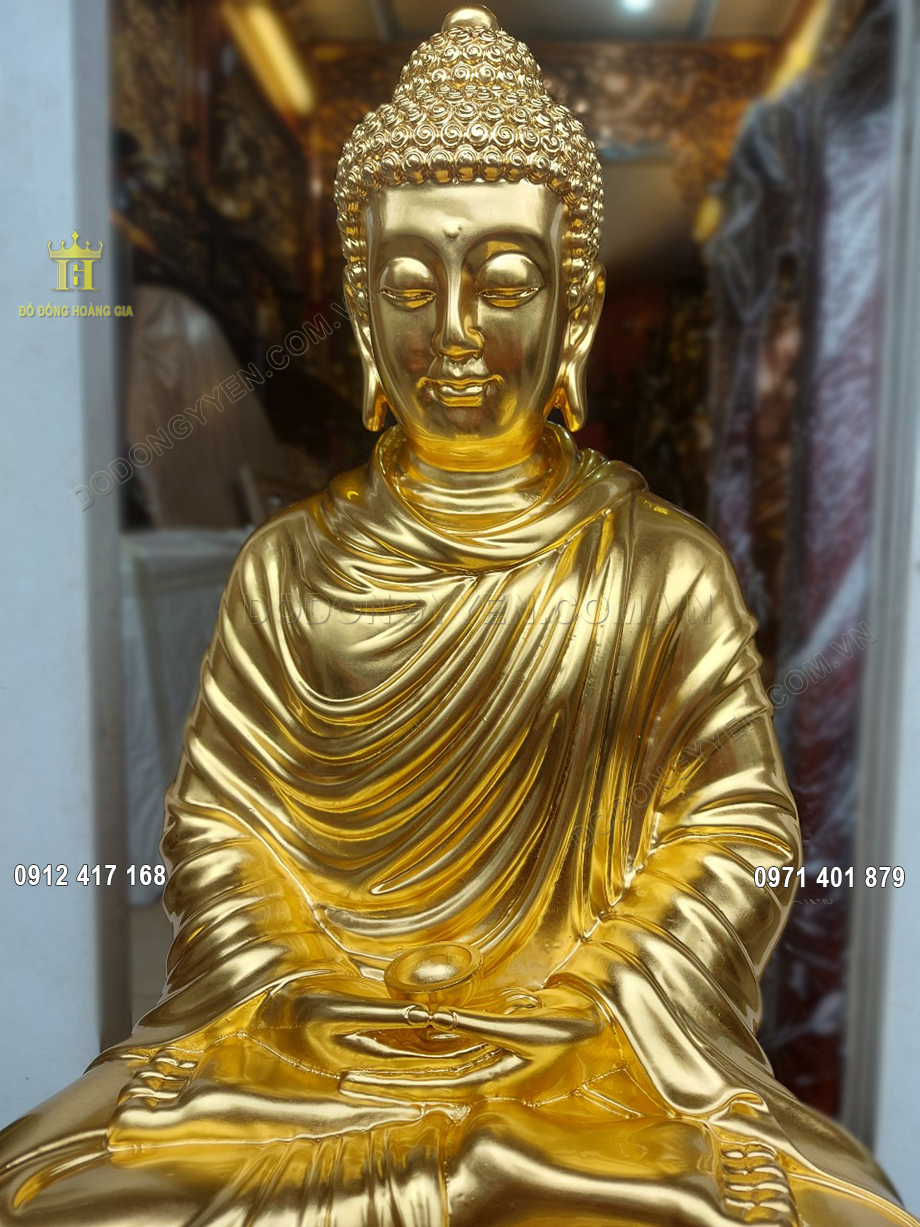 Khuôn mặt hiền hậu của đức Phật được các nghệ nhân chạm khắc vô cùng sinh động